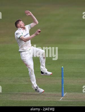 CHESTER LE STREET, ROYAUME-UNI. AVR 14th Ed Barnes de Leicestershire Bowling pendant le LV= County Championship match entre Durham County Cricket Club et Leicestershire County Cricket Club à Emirates Riverside, Chester le Street, le jeudi 14th avril 2022. (Credit: Mark Fletcher | MI News) Credit: MI News & Sport /Alay Live News Banque D'Images