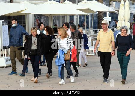 Vendrell, Tarragone, Espagne. 14th avril 2022. Plusieurs personnes avec et sans masques protecteurs pour le Covid-19 marcher le long de la rue Paseo Maritimo à Vendrell au début des vacances de Pâques. Lorsque les vacances de la semaine de Pâques commencent, la ville de Vendrell Tarragona triple sa population en raison de personnes qui ont leurs deuxième maisons et le tourisme national à la recherche de vacances de plage. (Credit image: © Ramon Costa/SOPA Images via ZUMA Press Wire) Credit: ZUMA Press, Inc./Alamy Live News Banque D'Images