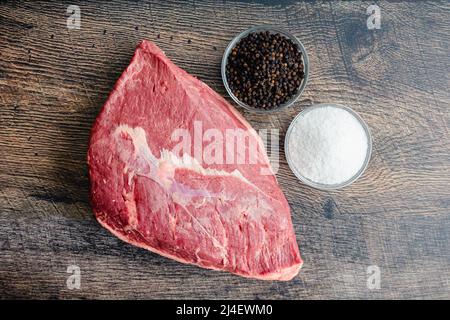 Saladier à sushi au saumon épicé avec légumes et riz : ingrédients du rouleau de sushi à base de saumon servis dans un bol peu profond avec sauce trempée et baguettes Banque D'Images