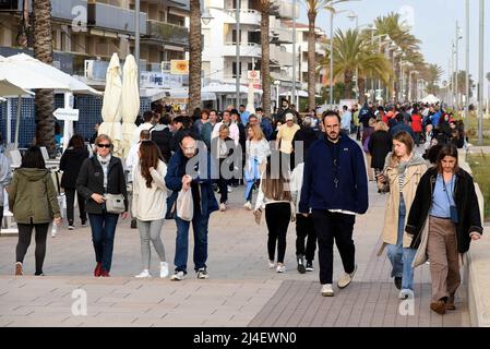 Vendrell, Tarragone, Espagne. 14th avril 2022. Plusieurs personnes marchent le long de la rue Paseo Maritimo au début des vacances de Pâques. Lorsque les vacances de la semaine de Pâques commencent, la ville de Vendrell Tarragona triple sa population en raison de personnes qui ont leurs deuxième maisons et le tourisme national à la recherche de vacances de plage. (Credit image: © Ramon Costa/SOPA Images via ZUMA Press Wire) Credit: ZUMA Press, Inc./Alamy Live News Banque D'Images