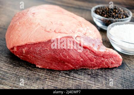 Saladier à sushi au saumon épicé avec légumes et riz : ingrédients du rouleau de sushi à base de saumon servis dans un bol peu profond avec sauce trempée et baguettes Banque D'Images