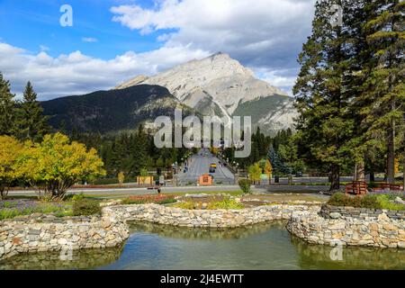 Banff, Alberta, Canada - 21 septembre 2022 : vue sur l'avenue Banff la rue principale de la ville de Banff, en Alberta, qui se trouve dans le parc national Banff avec Banque D'Images