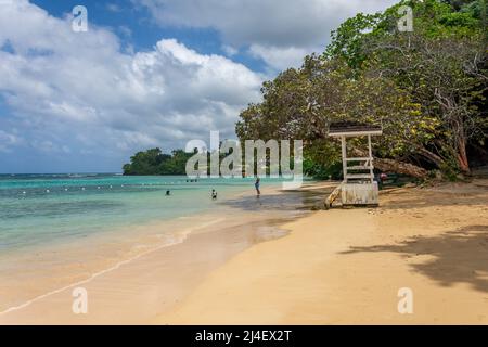 Vue sur la plage aux chutes du fleuve Dunns, Ocho Rios, paroisse de St Ann, Jamaïque, grandes Antilles, Caraïbes Banque D'Images