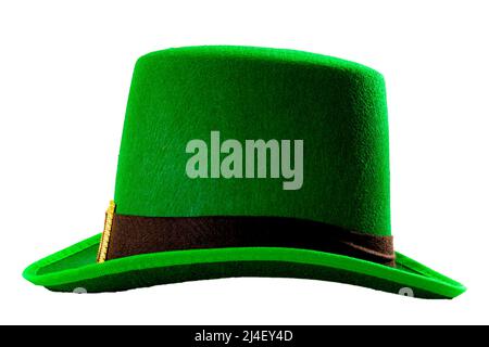 St Patrick Day meme et Mars 17 concept avec vue latérale d'un chapeau de défilé vert avec une ceinture et boucle isolée sur fond blanc avec un clip path cu Banque D'Images