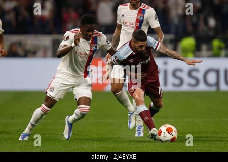 Manuel LANZINI de West Ham United et Castello LUKEBA de Lyon lors de l'UEFA Europa League, quart de finale, match de football de 2nd jambes entre Olympique Lyonnais (Lyon) et West Ham United le 14 avril 2022 au stade Groupama de Decines-Charpieu près de Lyon, France - photo Romain Biard / Isports / DPPI Banque D'Images