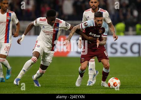 Manuel LANZINI de West Ham United et Castello LUKEBA de Lyon lors de l'UEFA Europa League, quart de finale, match de football de 2nd jambes entre Olympique Lyonnais (Lyon) et West Ham United le 14 avril 2022 au stade Groupama de Decines-Charpieu près de Lyon, France - photo Romain Biard / Isports / DPPI Banque D'Images