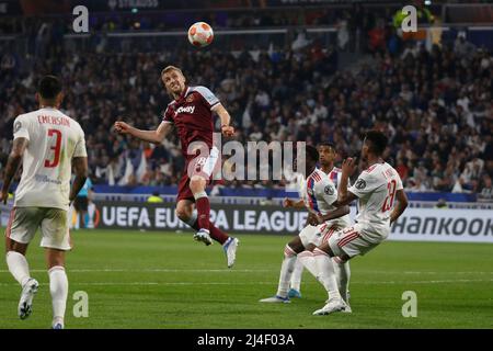 Tomas SOUCEK de West Ham United et Castello LUKEBA de Lyon lors de l'UEFA Europa League, quart de finale, match de football de 2nd jambes entre l'Olympique Lyonnais (Lyon) et West Ham United le 14 avril 2022 au stade Groupama de Decines-Charpieu près de Lyon, France - photo Romain Biard / Isports / DPPI Banque D'Images