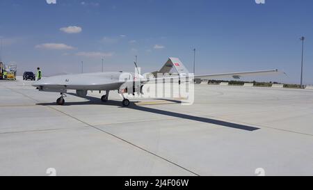 Le Bayraktar TB2 serait l'UAV utilisé par les Ukrainiens pour lancer des missiles contre le navire de guerre russe Moskva. Le Bayraktar TB2 est un véhicule aérien de combat sans pilote (UCAV) de moyenne altitude d'endurance (HOMME), capable d'effectuer des opérations de vol à distance ou autonomes. Il est fabriqué par la société turque Baykar Makina Sanayi ve Ticaret A.Ş., principalement pour les forces armées turques. Les avions sont contrôlés et contrôlés par une équipe aérienne dans une station de contrôle au sol, y compris l'emploi d'armes. Banque D'Images