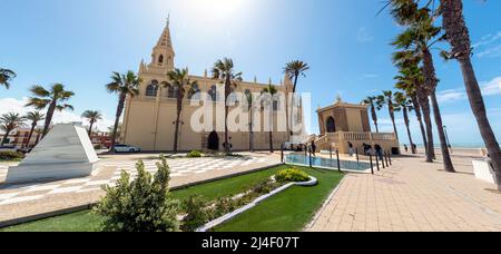 Chipiona, Cádiz, Espagne - 12 avril 2022 : vue panoramique sur le sanctuaire de notre-Dame de Regla, situé dans la ville de Chipiona, dans la province andalouse Banque D'Images