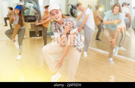 Adolescente pratiquant des mouvements hip-hop pendant la leçon de danse de groupe Banque D'Images