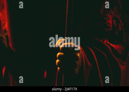 Barcelone, Espagne. 14th avril 2022. Un penteur à capuche de la fraternité 'Purisima Sangre de Nuestro Senor Jesucisito' marche les rues nocturnes de Barcelone pendant la procession via Crucis crédit: Matthias Oesterle/Alamy Live News Banque D'Images