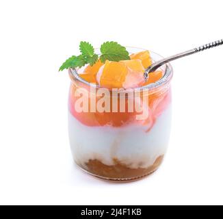 Yaourt blanc fruité dans un pot en verre isolé sur blanc Banque D'Images