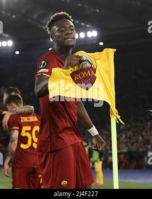 Roma, Italie. 14th avril 2022. Tammy Abraham de Roma célèbre son but lors du quart-finale de l'UEFA Europa Conference League deuxième match de la jambe entre Roma d'Italie et Bodo/Glimt de Norvège à Rome, Italie, le 14 avril 2022. Credit: Augusto Casasoli/Xinhua/Alamy Live News Banque D'Images