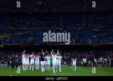 Barcelone, Espagne. 14th avril 2022. Les joueurs de Francfort célèbrent la victoire après le quart-finale de l'UEFA Europa League deuxième match entre le FC Bacelona d'Espagne et l'Eintracht Frankfurt d'Allemagne à Barcelone, Espagne, le 14 avril 2022. Crédit : Joan Gosa/Xinhua/Alay Live News Banque D'Images