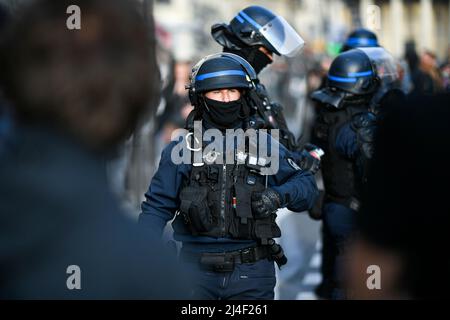 Paris, France. 14th avril 2022. Un policier (CRS, police française) s'est déployé dans la rue pour maintenir l'ordre lors d'une émeute où les étudiants se réunissent devant l'Université de la Sorbonne à Paris, France, le 14 avril 2022, alors qu'ils manifestent dix jours avant le deuxième tour de l'élection présidentielle française. Photo de Victor Joly/ABACAPRESS.COM crédit: Victor Joly/Alay Live News Banque D'Images