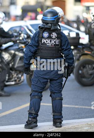 Paris, France. 14th avril 2022. Un policier de retour (CRS, BRAV-M, police française), a été déployé dans la rue pour maintenir l'ordre lors d'une émeute où des étudiants se réunissent devant l'Université de la Sorbonne à Paris, France, le 14 avril 2022, alors qu'ils manifestent dix jours avant le deuxième tour de l'élection présidentielle française. Photo de Victor Joly/ABACAPRESS.COM crédit: Victor Joly/Alay Live News Banque D'Images