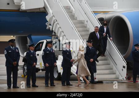 La première dame, Jill Biden, salue les dirigeants de la base aérienne de Whiteman à la base aérienne de Whiteman, Missouri, le 13 avril 2022. En juillet dernier, les élèves de Whiteman Elementary ont été surpris par le Dr Jill Biden, qui a pratiquement annoncé qu'ils ont gagné le concours 2 de l'équipe étudiante élite de l'année de la Coalition militaire pour l'éducation des enfants . (É.-U. Photo de la Force aérienne par le sergent d'état-major. Sadie Colbert) Banque D'Images