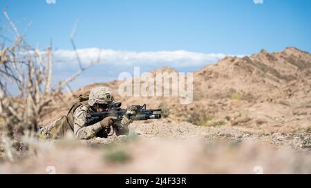 CAMP TITITITIN, Jordanie (15 mars 2022) - Une marine américaine avec 2nd Bataillon, 24th Marines détient la sécurité pendant l'exercice Intrepid Maven (IM) 22-11, à bord du Camp Titin, Jordanie, mars 15. Im est une série d'engagements bilatéraux entre les forces du corps des Marines des États-Unis, le Commandement central et la Force armée jordanienne (JAF) qui offre une occasion d'échanger des tactiques et des compétences militaires. L'IM 22-1 est le premier d'engagements multiples prévus entre le corps des Marines des États-Unis et le JAF pour accroître l'interopérabilité, renforcer notre partenariat durable, décourager les acteurs malveillants dans la région et assurer une préparation optimale Banque D'Images