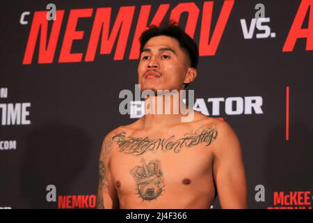 Los Angeles, Californie, Los Angeles, CA, États-Unis. 14th avril 2022. SAN JOSE, CA - AVRIL 14: Rogelio Luna pose sur la balance lors de la pesée Bellator 277 le 14 avril 2022 à San Jose, Californie, États-Unis. (Credit image: © PX Imagens via ZUMA Press Wire) Credit: ZUMA Press, Inc./Alamy Live News Banque D'Images