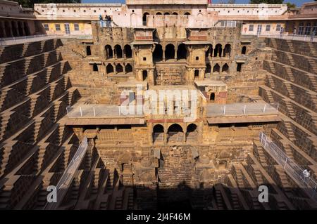 Chand Baori, une cage dans le village d'Abhaneri près de Jaipur, l'état du Rajasthan. Chand Baori Chanda a été construit par le roi de la dynastie Nikumbha Banque D'Images