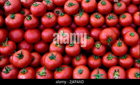 Vue panoramique sur les tomates rouges turques mûres locales à Istanbul, Turquie Banque D'Images