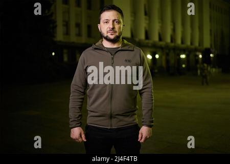 Kiev, Ukraine. 14th avril 2022. Le président ukrainien Volodymyr Zelenskyy s'adresse au peuple ukrainien le 50th jour de l'invasion russe, le 14 avril 2022 à Kiev, en Ukraine. Credit: Présidence de l'Ukraine/Présidence de l'Ukraine/Alamy Live News Banque D'Images