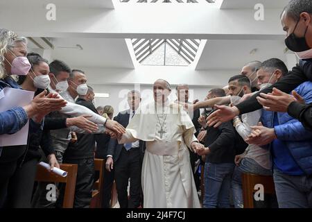 Le pape François célèbre la messe du dîner du Seigneur le jeudi Saint (semaine de Pâques) dans un nouveau complexe pénitentiaire de la ville portuaire de Civitavecchia, au nord de Rome, en Italie, le 14 avril 2022, où il s'est lavé les pieds de 12 détenus. Photo de Vatican Media (EV)/ABACAPRESS.COM Banque D'Images