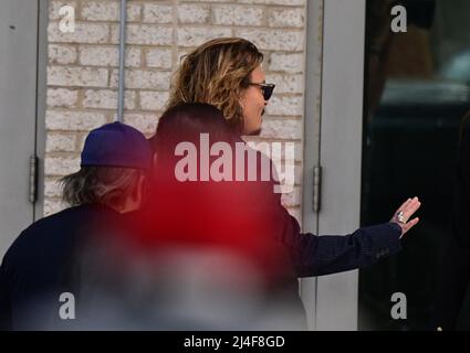 Johnny Depp se déchaîne vers la sécurité alors qu'il arrive pour son procès au palais de justice du comté de Fairfax, à Fairfax, en Virginie, aux États-Unis, le mercredi 13 avril 2022. Photo de Ron Sachs/CNP/ABACAPRESS.COM Banque D'Images