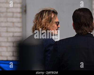 Johnny Depp arrive pour son procès au palais de justice du comté de Fairfax, à Fairfax, en Virginie, aux États-Unis, le mercredi 13 avril 2022. Photo de Ron Sachs/CNP/ABACAPRESS.COM Banque D'Images