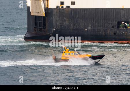 Crosshaven, Cork, Irlande. 14th avril 2022. Le bateau pilote Failte tire vers l'arrière jusqu'au véhicule Carrier Patara alors qu'elle quitte le port tard dans la soirée après avoir déchargé une cargaison de voitures à Ringaskiddy, Co. Cork, Irlande. - Photo David Creedon Banque D'Images