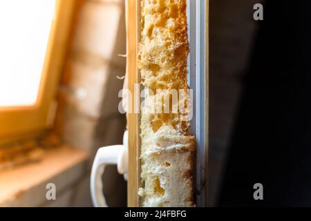 Mousse de montage sur une fenêtre en plastique démontée. Moussage de la fenêtre périphérique pour éliminer la perte de chaleur Banque D'Images