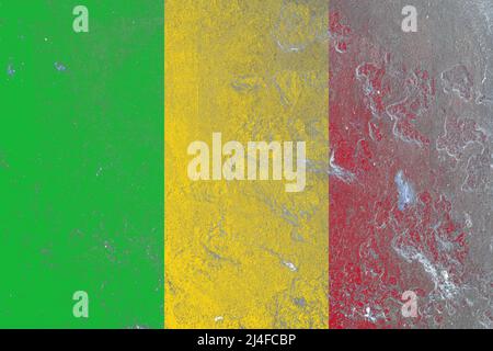 Drapeau rustique du mali peint sur une ancienne surface de mur en béton endommagée Banque D'Images