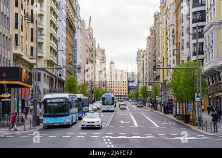 Madrid, Espagne, 9 avril 2021 : Calle Gran via de Madrid dans la matinée, un samedi festif Banque D'Images