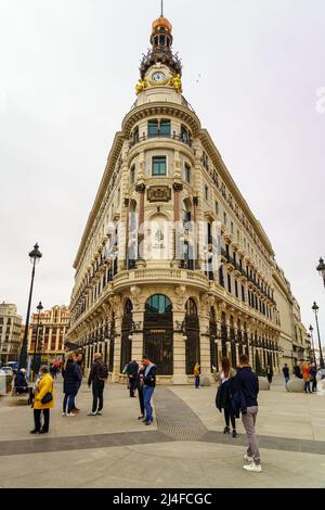 Madrid, Espagne, le 9 avril 2021 : bâtiments néoclassiques sur la Calle Alcala à Madrid dans sa zone touristique du centre-ville. Banque D'Images