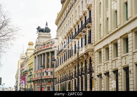 Madrid, Espagne, 9 avril 2021 : bâtiments néoclassiques sur la Calle Alcala dans la ville de Madrid. Banque D'Images