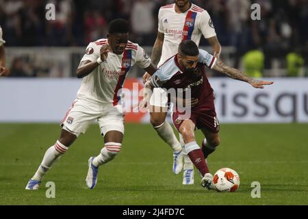 Manuel LANZINI de West Ham United et Castello LUKEBA de Lyon lors de l'UEFA Europa League, quart de finale, match de football de 2nd jambes entre Olympique Lyonnais (Lyon) et West Ham United le 14 avril 2022 au stade Groupama de Decines-Charpieu près de Lyon, France - photo: Romain Biard/DPPI/LiveMedia Banque D'Images