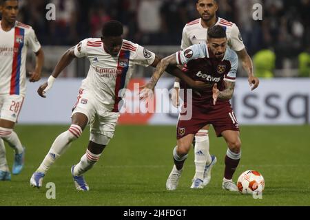 Manuel LANZINI de West Ham United et Castello LUKEBA de Lyon lors de l'UEFA Europa League, quart de finale, match de football de 2nd jambes entre Olympique Lyonnais (Lyon) et West Ham United le 14 avril 2022 au stade Groupama de Decines-Charpieu près de Lyon, France - photo: Romain Biard/DPPI/LiveMedia Banque D'Images