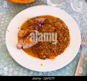 Délicieux filet de porc avec sauce mousserons et lentilles Banque D'Images