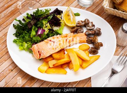 Délicieux steak de saumon aux champignons et aux pommes de terre Banque D'Images