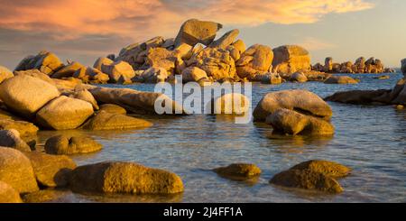 Vue sur la côte rocheuse et la mer Méditerranée bleue au coucher du soleil, plage de Tamaricciu, Corse du Sud, Corse, France Banque D'Images