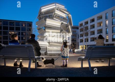 Munich, Allemagne. 14th avril 2022. Le 14 avril 2022, la saison des fontaines a été inaugurée à Munich, en Allemagne. En même temps, la fontaine de Munich de 200th a été inaugurée. La fontaine a été conçue par OLAF Metzel et la Bauhausplatz par Burger Kuehn. (Photo par Alexander Pohl/Sipa USA) crédit: SIPA USA/Alay Live News Banque D'Images