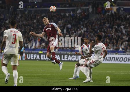 Tomas SOUCEK de West Ham United et Castello LUKEBA de Lyon lors de l'UEFA Europa League, quart de finale, match de football de 2nd jambes entre Olympique Lyonnais (Lyon) et West Ham United le 14 avril 2022 au stade Groupama de Decines-Charpieu près de Lyon, France - photo: Romain Biard/DPPI/LiveMedia Banque D'Images