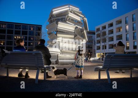 Munich, Allemagne. 14th avril 2022. Le 14 avril 2022, la saison des fontaines a été inaugurée à Munich, en Allemagne. En même temps, la fontaine de Munich de 200th a été inaugurée. La fontaine a été conçue par OLAF Metzel et la Bauhausplatz par Burger Kuehn. (Photo par Alexander Pohl/Sipa USA) crédit: SIPA USA/Alay Live News Banque D'Images