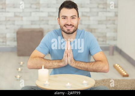 homme méditant seul à la maison Banque D'Images