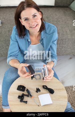 vue du dessus de la femme remplaçant l'objectif optique d'un reflex numérique Banque D'Images