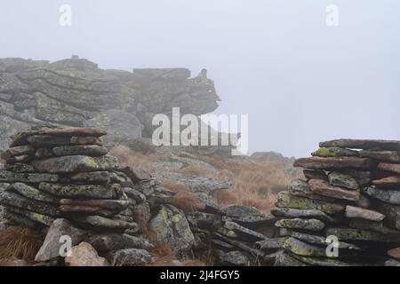 Le touriste se trouve sur un rocher près du mont Petros, vêtements lumineux pour les touristes. Banque D'Images