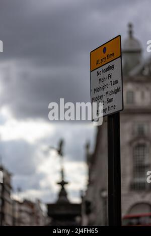 LONDRES, Royaume-Uni - 13 AVRIL 2022 : pas de panneau de chargement sur Piccadilly Circus avec la statue défocused d'Eros en arrière-plan Banque D'Images