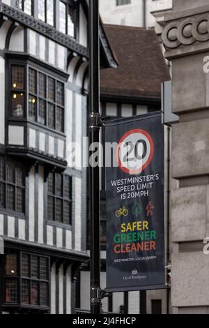 LONDRES, Royaume-Uni - 13 AVRIL 2022 : BANNIÈRE DE limite DE vitesse 20mph dans City of Westminster Banque D'Images