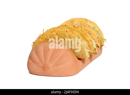 Porte-gobelet en terre cuite avec quatre Tacos Crunchy sur fond blanc Banque D'Images