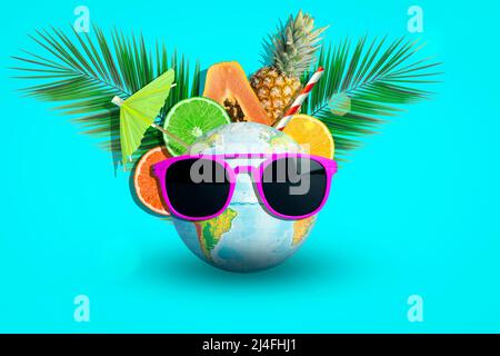 Fruits d'été et voyage vacances fond. Fruits tropicaux juteux, ananas, agrumes et branches de palmier avec globe terrestre dans des lunettes de soleil sur fond coloré. Voyage, été, concept d'idée créative. Photo de haute qualité Banque D'Images